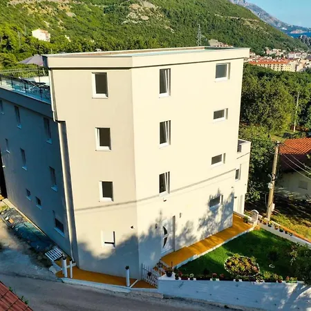 Slovenika Apartment *